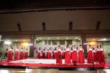 「君の名は希望」に乗せて書道パフォーマンスをする乃木坂46。