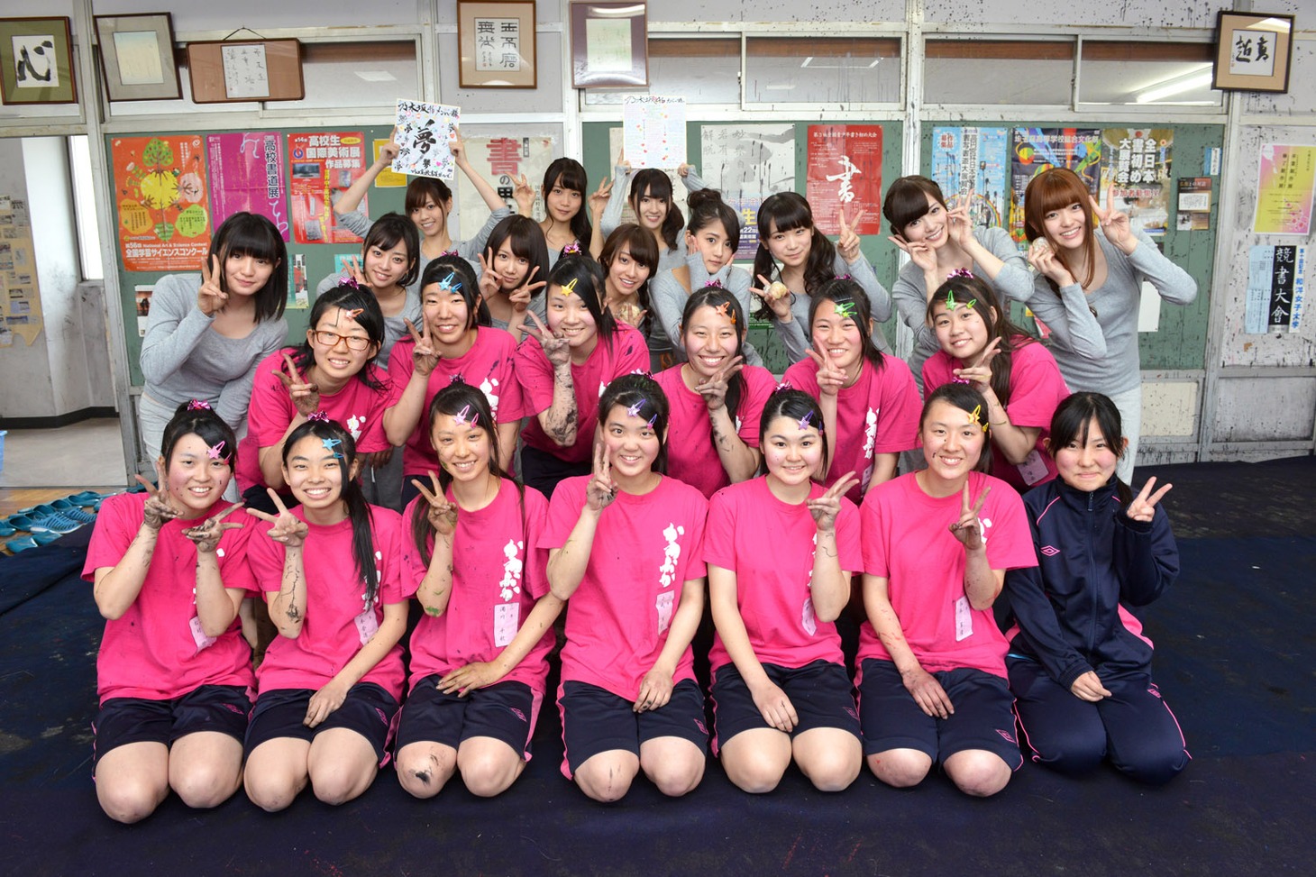 乃木坂46のメンバーは3月下旬、埼玉県立川口高等学校の書道部を訪れ、部員（写真手前）から書道パフォーマンスのレクチャーを受けた。
