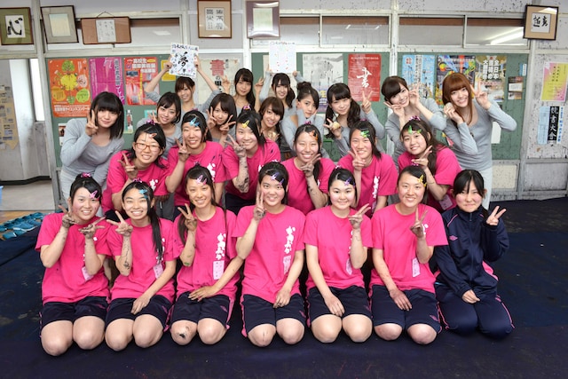 埼玉県立川口高等学校の書道部員（写真手前）と記念撮影をする乃木坂46のメンバー。