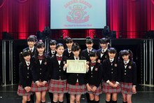 卒業証書を手にした中元すず香（中央）とさくら学院メンバー。