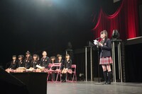 卒業生代表の答辞を読む中元すず香。