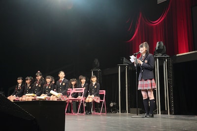 卒業生代表の答辞を読む中元すず香。