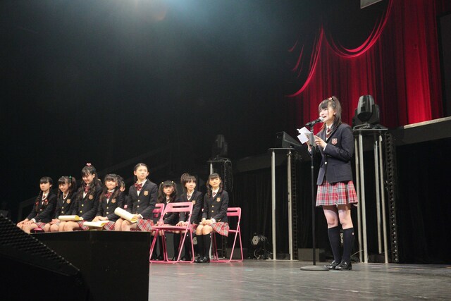 卒業生代表の答辞を読む中元すず香。