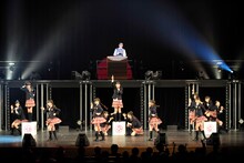 さくら学院と森ハヤシ先生。