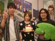 MCのロッチと記念撮影をする高橋みなみ（中央）。