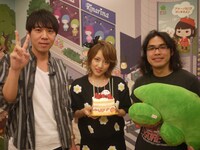 MCのロッチと記念撮影をする高橋みなみ（中央）。