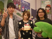 MCのロッチと記念撮影をする高橋みなみ（中央）。