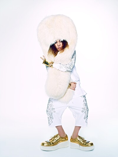 G-DRAGONは現在、8カ国13都市26公演を行うソロワールドツアー「G-DRAGON 2013 WORLD TOUR ～ONE OF A KIND～」を実施中。