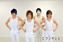 体操のお兄さんに扮したゴールデンボンバー。