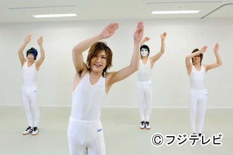 今週の人気の画像5位は「ゴールデンボンバー、フジ新ドラマで“体操のお兄さん”に」より、「女々しくて」体操バージョンにあわせて体操をするゴールデンボンバー。