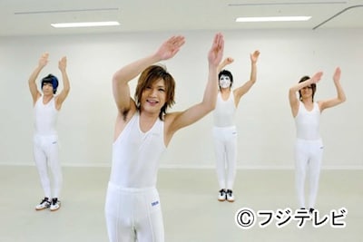 「女々しくて」体操バージョンにあわせて体操をするゴールデンボンバー。