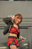 会場からの「痩せたー！」という声に恥ずかしそうな表情を見せる岡井千聖。