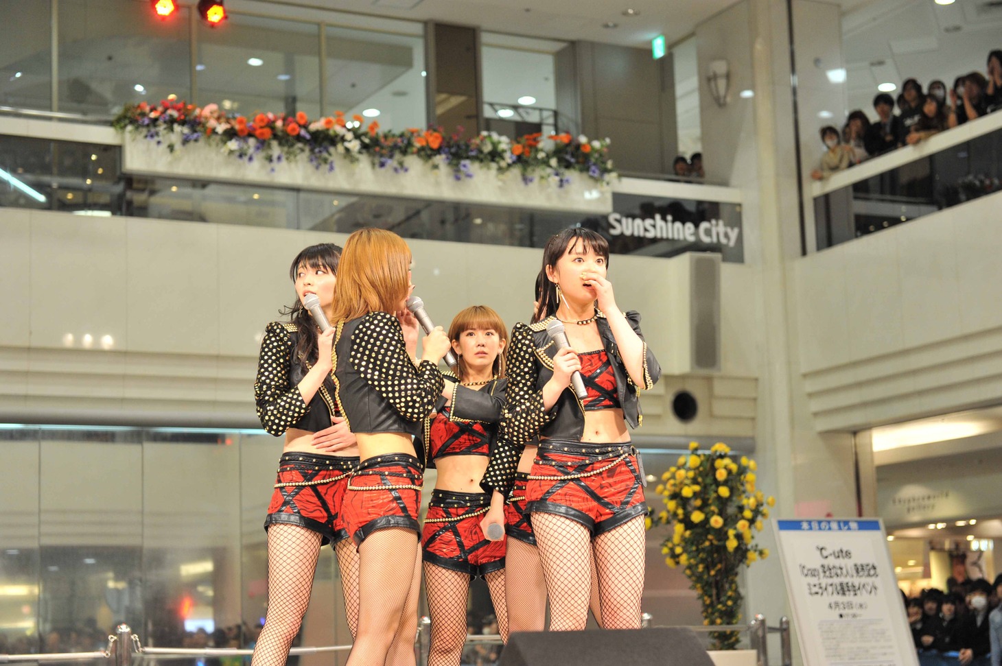 つんく♂からの突然のアナウンスに戸惑う℃-ute。