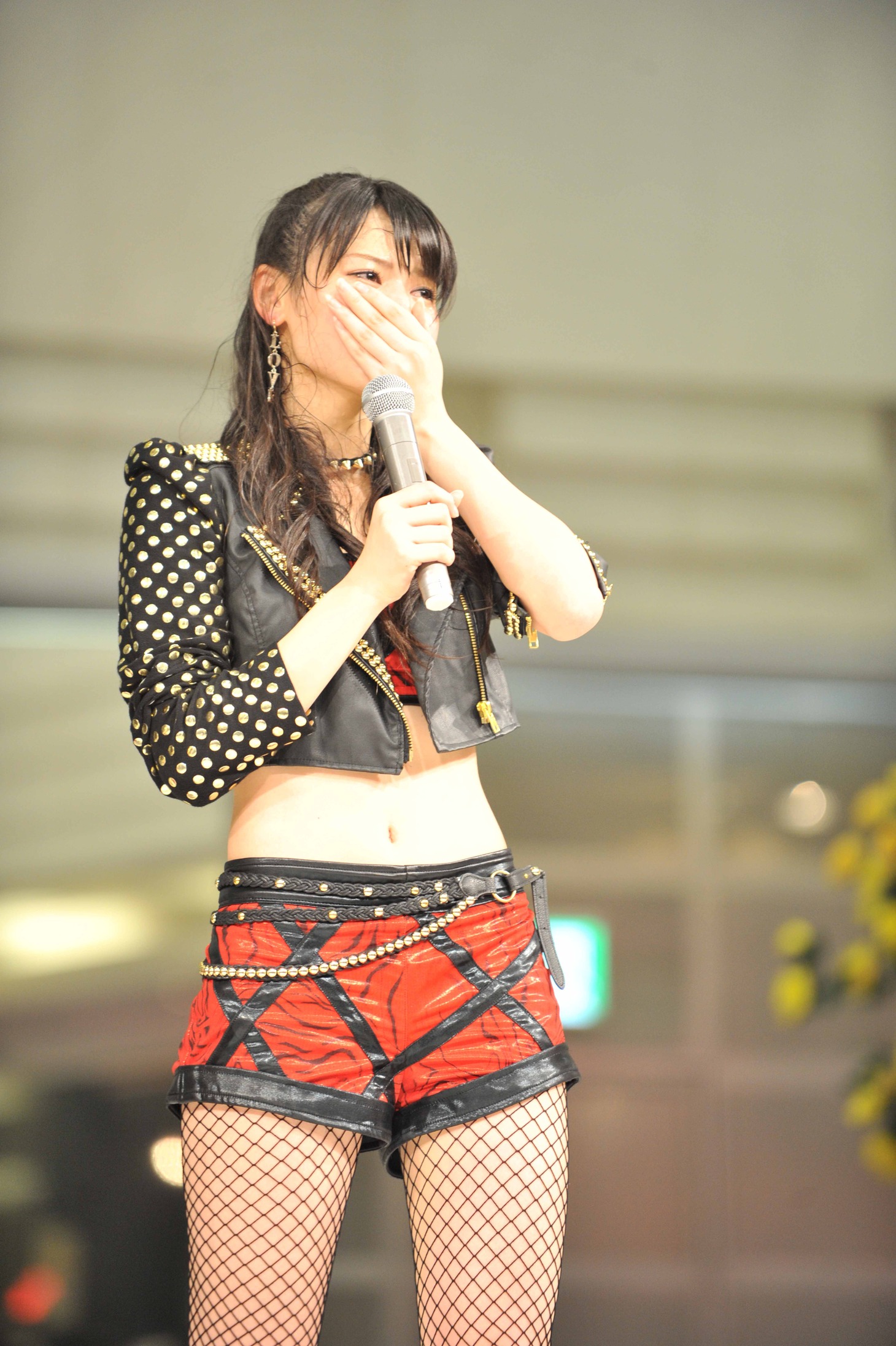 涙ぐむ矢島舞美。