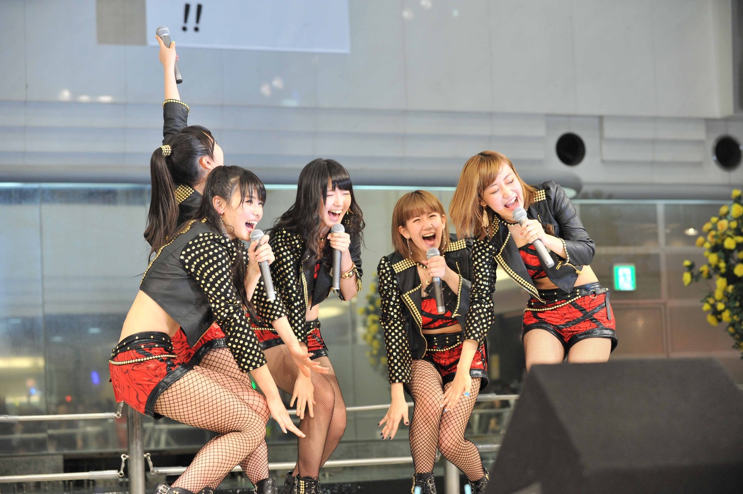 円陣を組み「チーム℃-ute全員そろって、はじけるぞい！」と大きな声を上げる℃-ute。