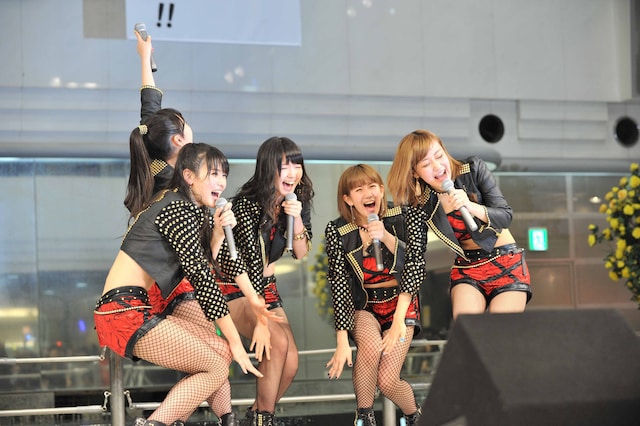 円陣を組み「チーム℃-ute全員そろって、はじけるぞい！」と大きな声を上げる℃-ute。