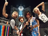 the telephones「Keep Your DISCO!!!」収録現場のオフショット。
