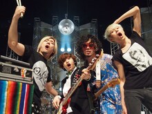 the telephones「Keep Your DISCO!!!」収録現場のオフショット。