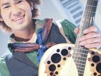 ナオト・インティライミ「恋する季節」収録現場のオフショット。