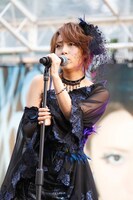 「Jane Doe」を歌唱する高橋みなみ。