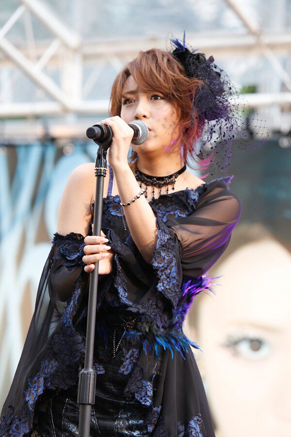 「Jane Doe」を歌唱する高橋みなみ。