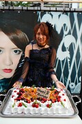 バースデーケーキを前にした高橋みなみ。