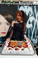 バースデーケーキを前にした高橋みなみ。