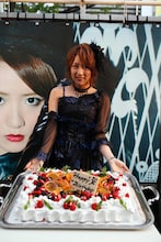 バースデーケーキを前にした高橋みなみ。