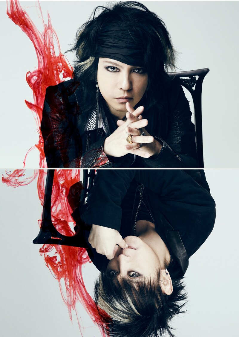 ライブ映像作品「VAMPS LIVE 2012」購入者特典ポスターデザイン3種のうちの1種。