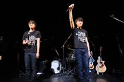3月10日に東京・Shibuya O-WESTにて行われた、アルマカミニイト初の全国ツアー「Pasos del  alma・魂の歩み」ツアーファイナルの模様。左が宗彦。