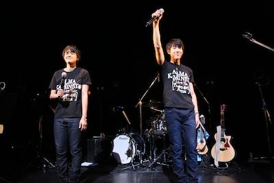 3月10日に東京・Shibuya O-WESTにて行われた、アルマカミニイト初の全国ツアー「Pasos del  alma・魂の歩み」ツアーファイナルの模様。左が宗彦。