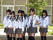 「バカレア」発売記念でAKB48、ジャニーズJr.制服展示