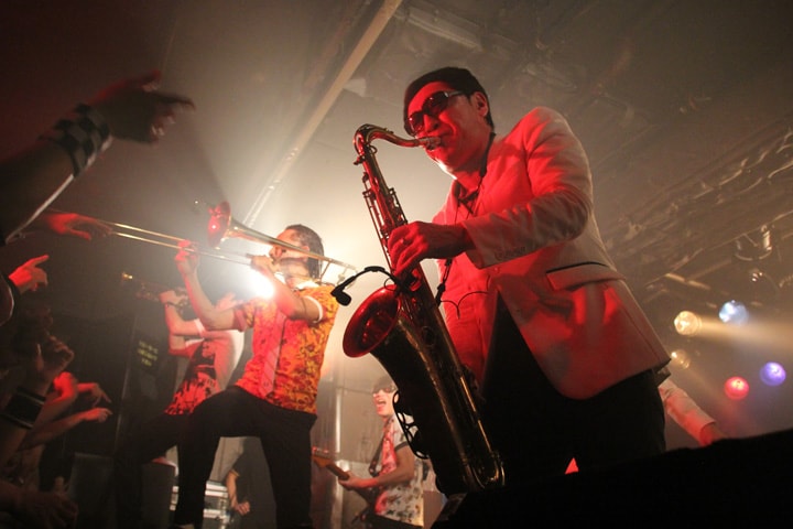 4月4日に東京・新宿LOFTで行われた「A Message To You Rudy」での東京スカパラダイスオーケストラ。