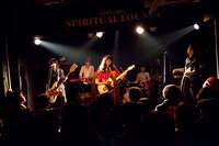 Drop's（写真は本日4月5日の北海道・札幌スピリチュアルラウンジ公演の様子）