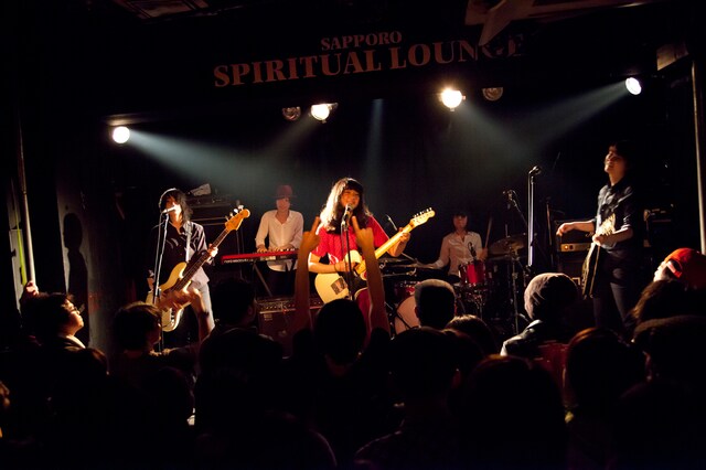 Drop's（写真は本日4月5日の北海道・札幌スピリチュアルラウンジ公演の様子）