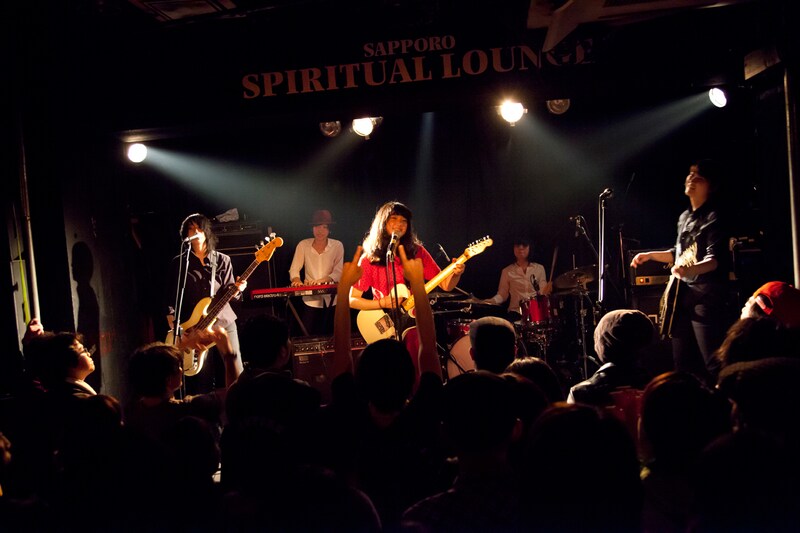 Drop's（写真は本日4月5日の北海道・札幌スピリチュアルラウンジ公演の様子）