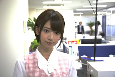 OL風の衣装を着た橋本奈々未。