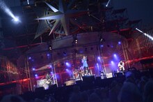 4月6日に神奈川・横浜スタジアムで行われた結成10周年記念ライブ「SID 10th Anniversary LIVE」の様子。