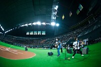 札幌ドームで「ファイターズと共に」を披露するTRIPLANE。