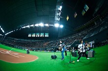 札幌ドームで「ファイターズと共に」を披露するTRIPLANE。