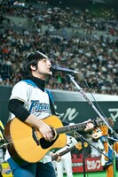 TRIPLANE「ファイターズと共に」を熱唱する江畑兵衛（Vo, G）。