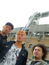 甲子園球場を背に立つONE☆DRAFT。