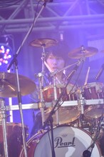 フロントの3人を支える頼もしいプレイを披露したゆうや（Dr）。（撮影：江隈麗志）