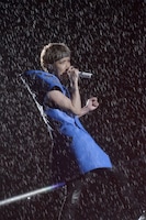 今週の人気の画像4位は「『一生忘れられない』シド、雨の横浜で3万人と10周年祝福」より、雨の中で熱唱するマオ（Vo）。（撮影：江隈麗志）