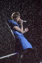 雨の中で熱唱するマオ（Vo）。（撮影：江隈麗志）