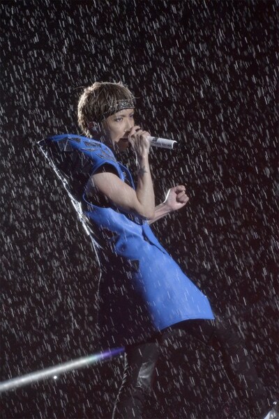 雨の中で熱唱するマオ（Vo）。（撮影：江隈麗志）