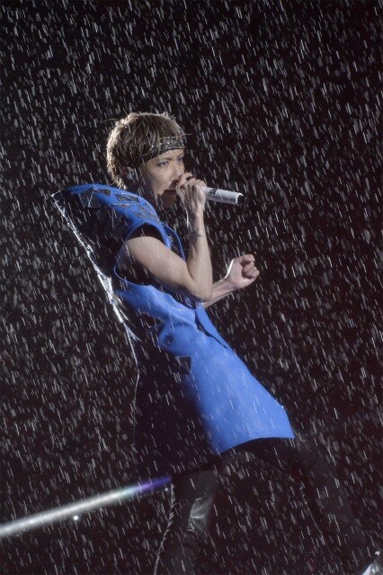 雨の中で熱唱するマオ（Vo）。（撮影：江隈麗志）