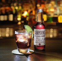 「グレープパインSODA」は“お酒と絡めてもおいしく飲めるドリンク”をテーマに製作された。