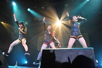 佐保明梨、仙石みなみ、関根梓（左から）。