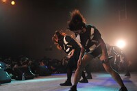 激しいヘッドバンキングを見せるBiS。